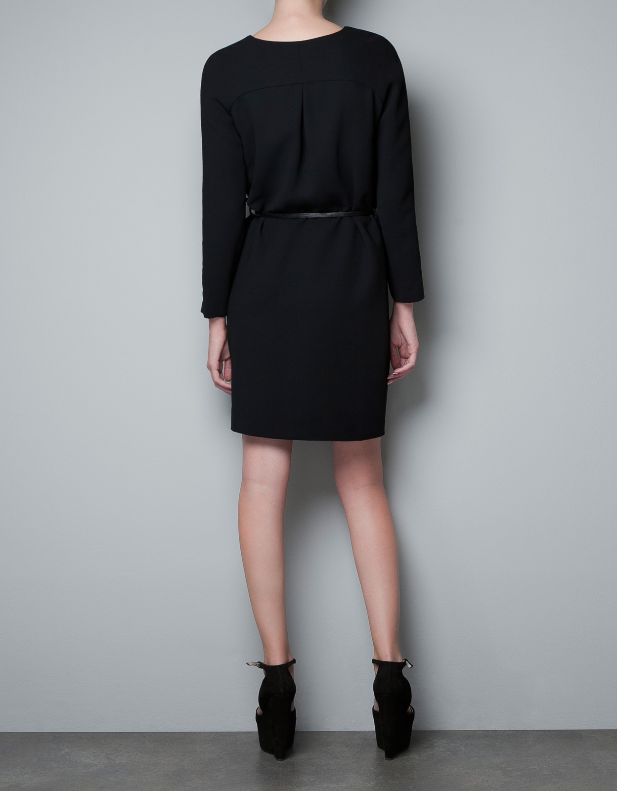 Zara csepp kivágású fekete ruha 2012 fotója