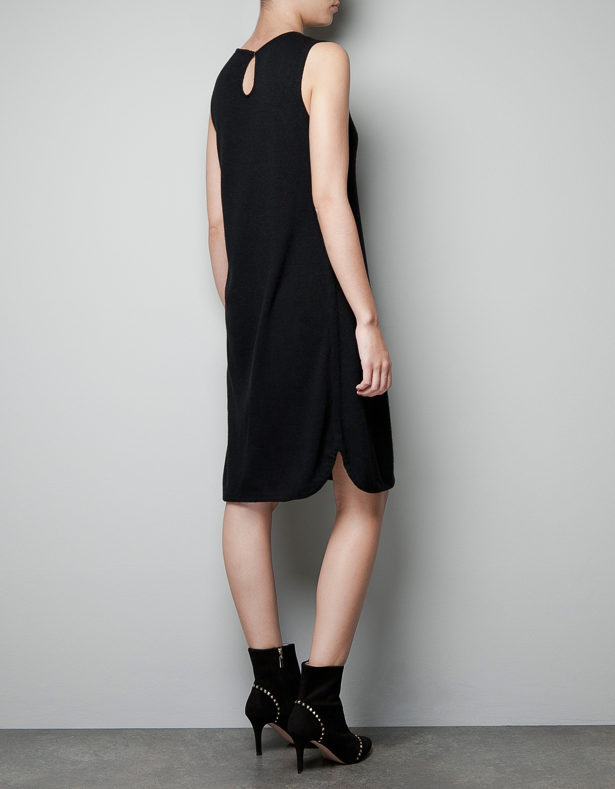 Zara fekete ujjatlan ruha 2012 fotója