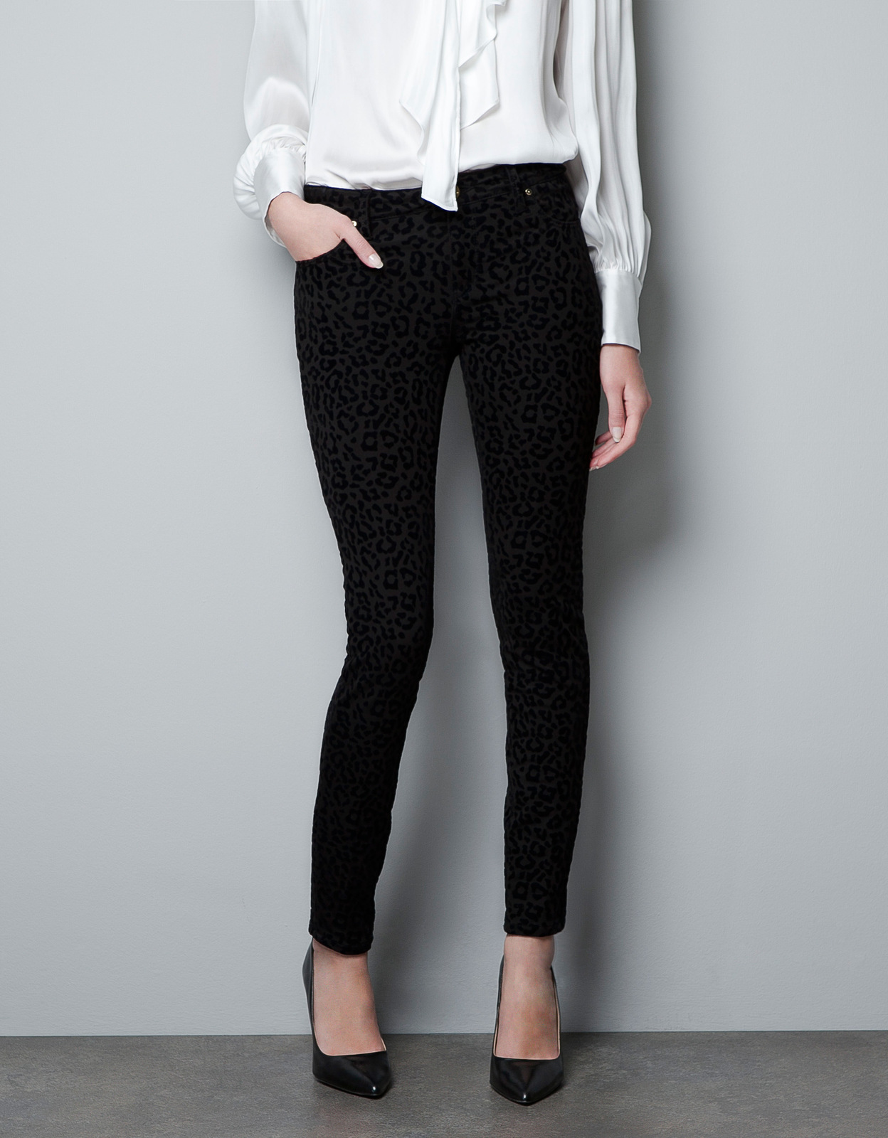 Zara fekete leopárdmintás nadrág fotója