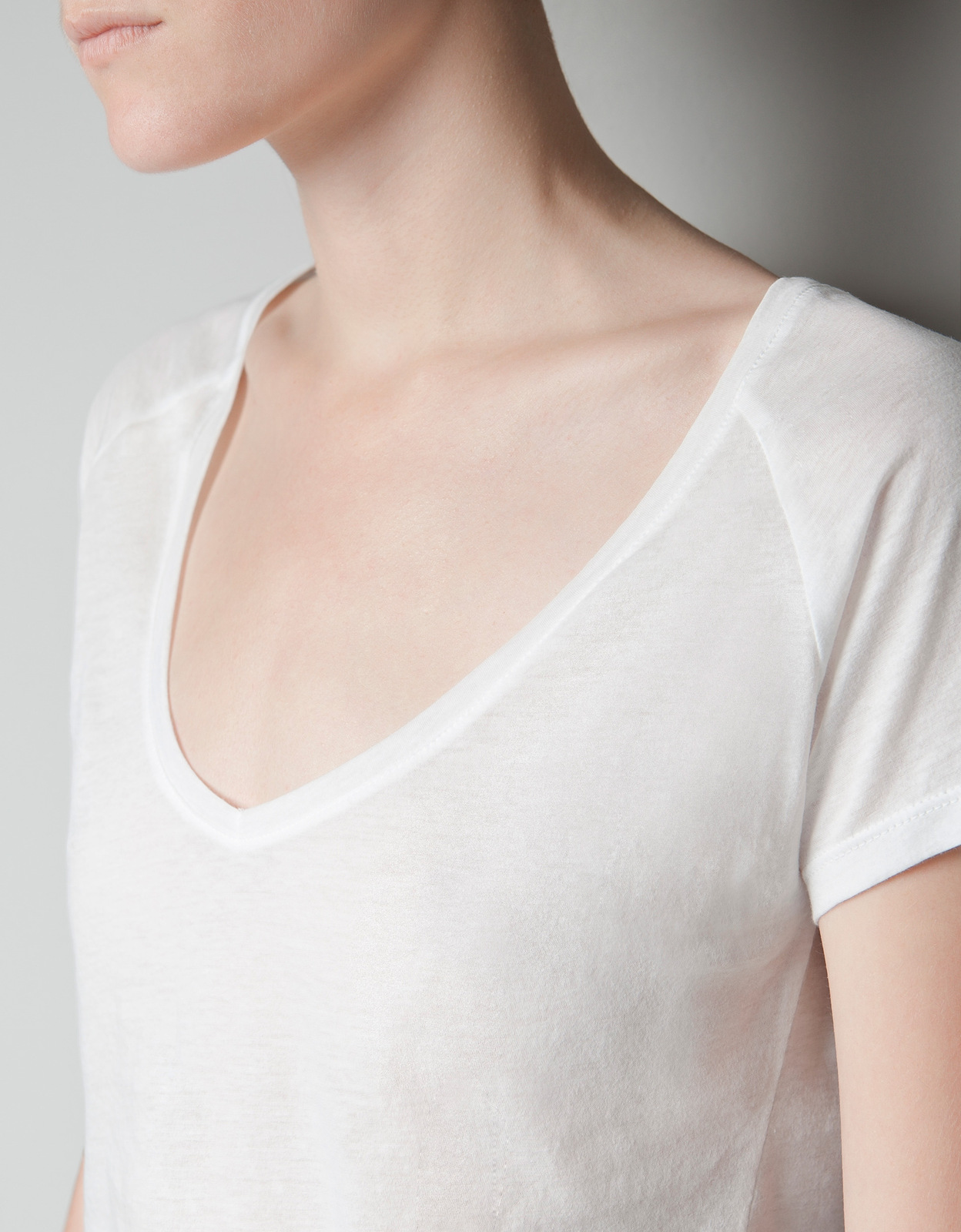 Zara fehér v-nyakú póló 2012.10.20 fotója