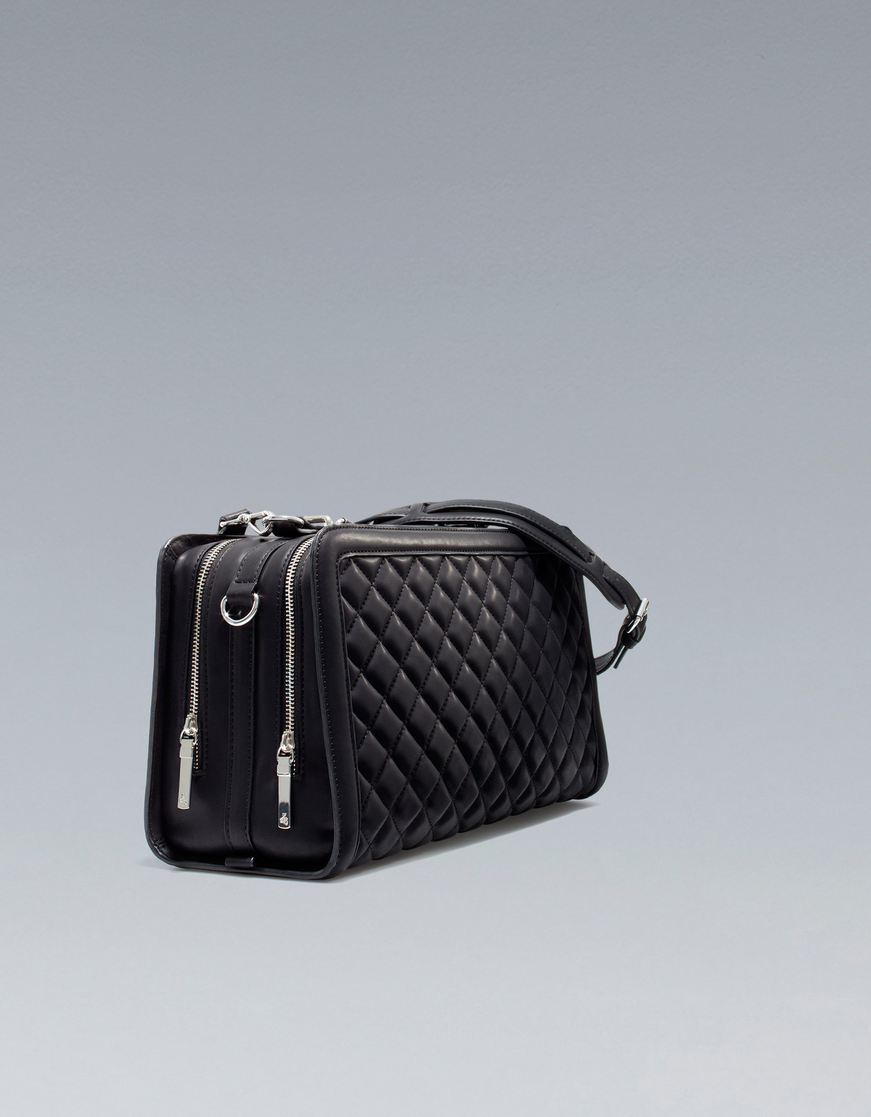 Zara fekete steppelt táska  2012 fotója