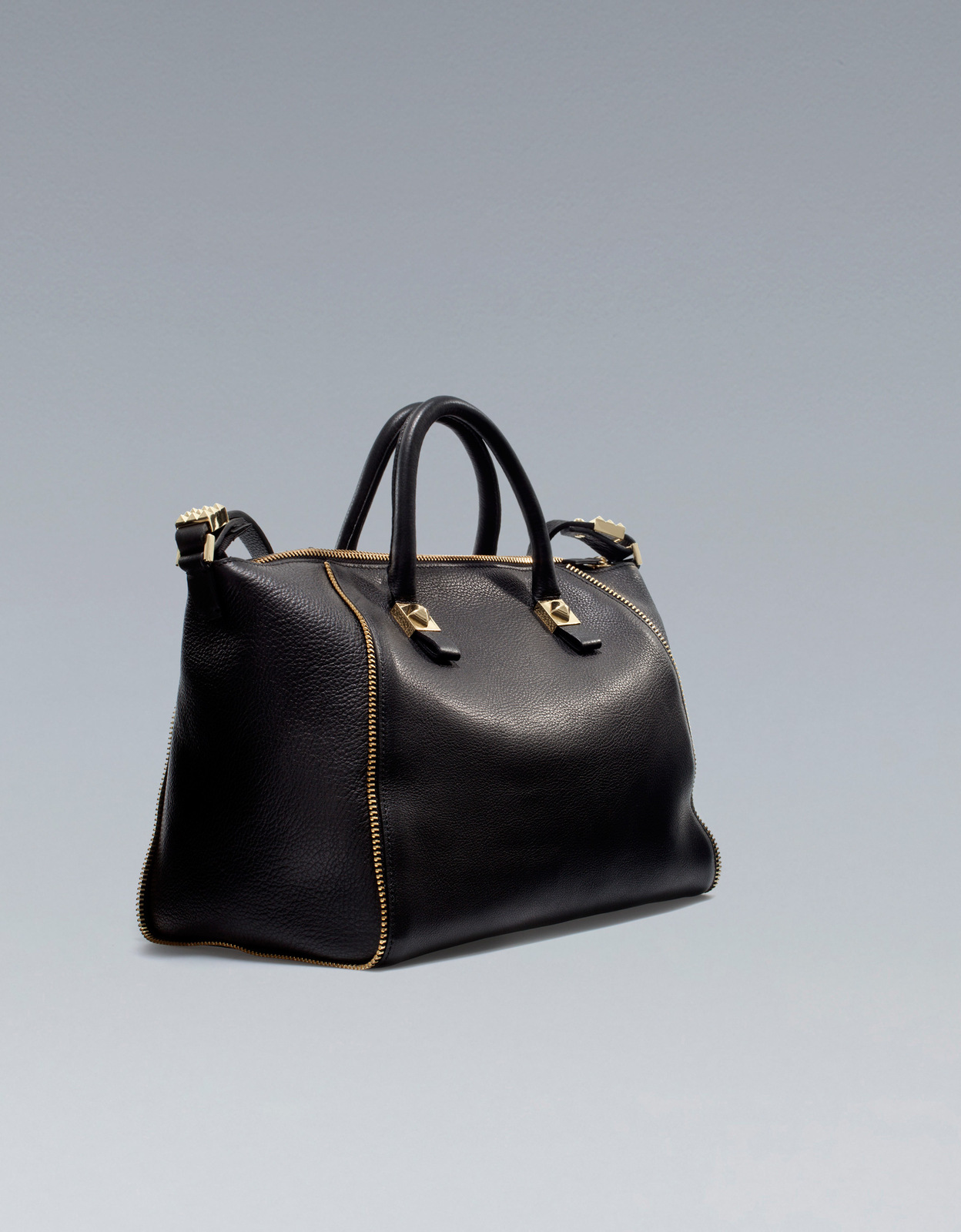 Zara fekete cipzáras táska 2012 fotója