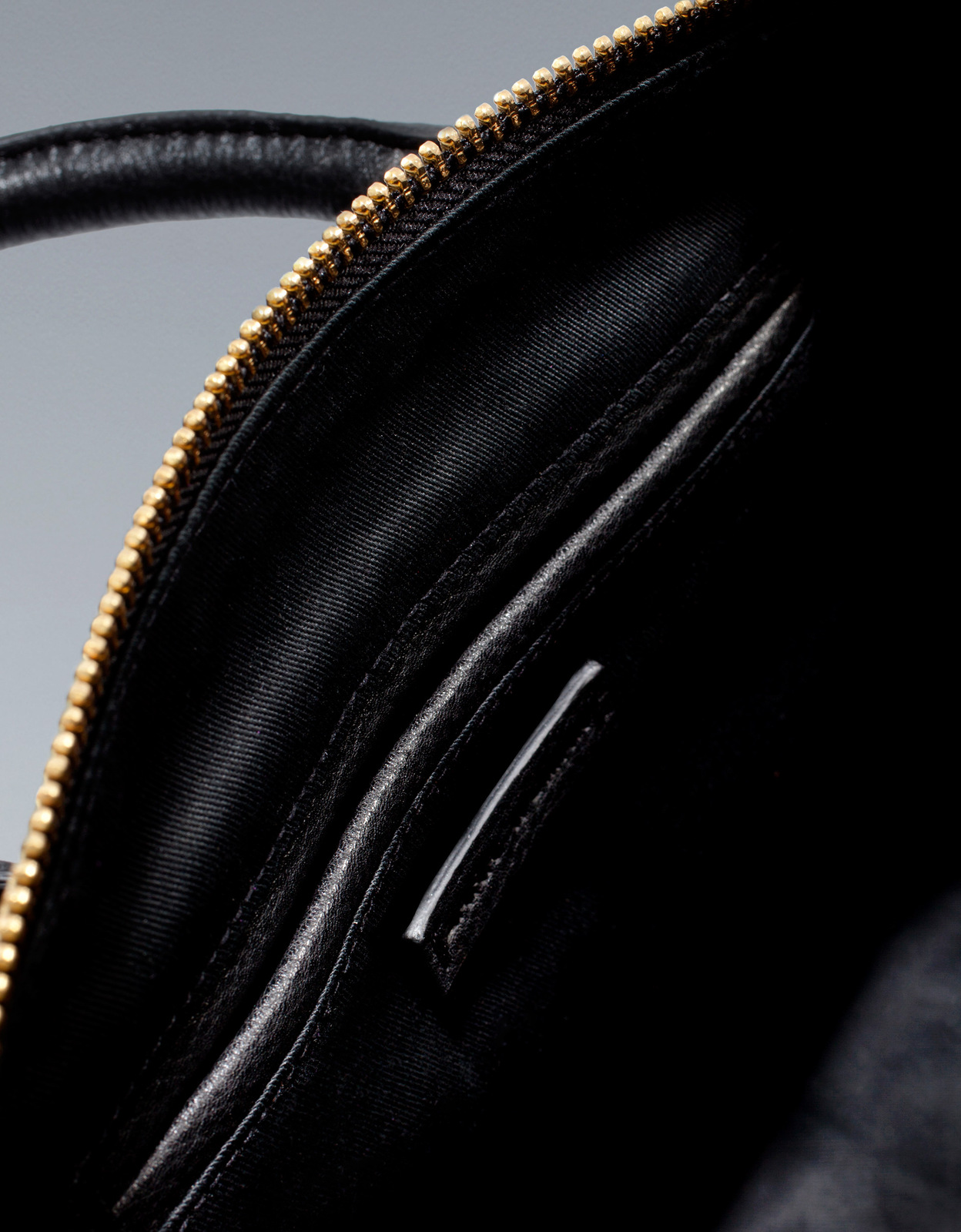 Zara fekete cipzáras táska 2012.10.21 fotója