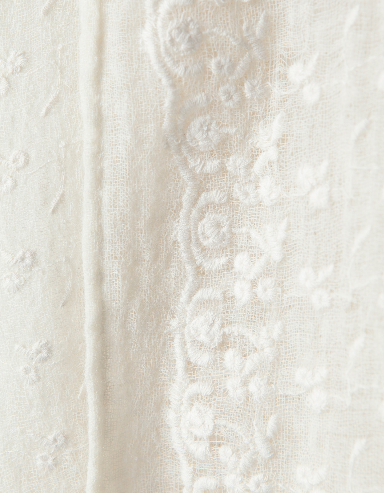 Zara fehér aprómintás sál 2012 fotója