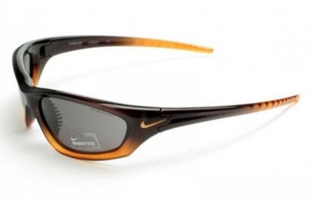 Nike többszínű napszemüveg napszemüveg fotója