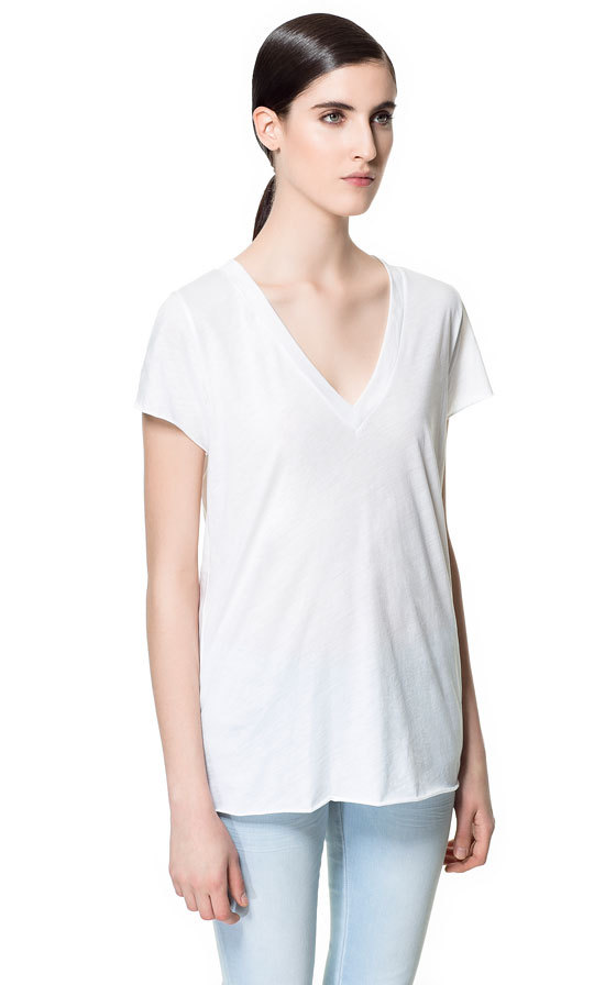 Zara v-nyakú fehér póló fotója