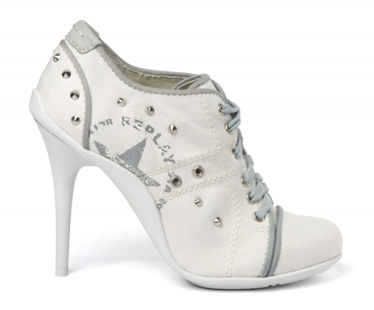 Replay szegecses fehér magassarkú cipő 2013 fotója