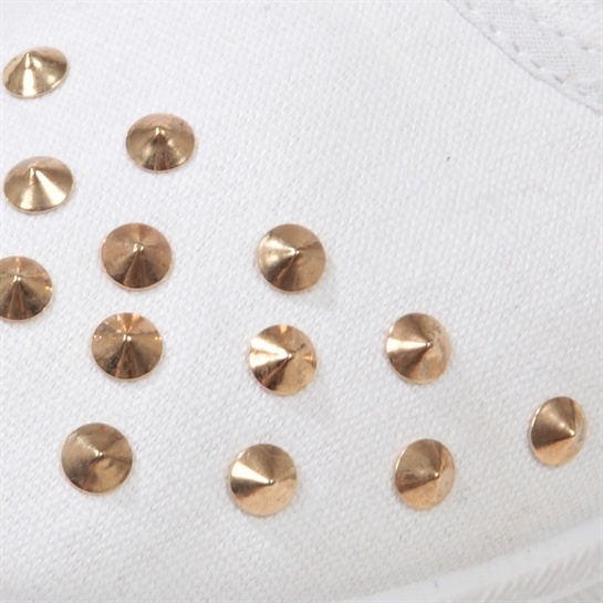 Pimkie fehér tornacipő arany szegecsekkel 2013 fotója