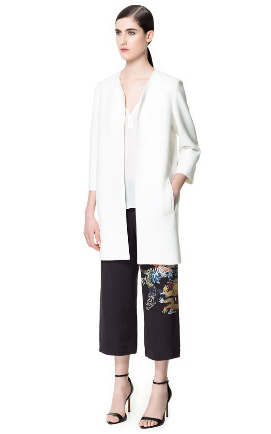 Zara kerek nyakú fehér kabát fotója
