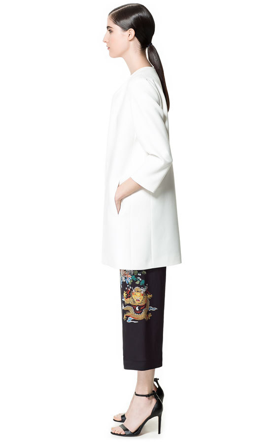 Zara kerek nyakú fehér kabát 2013 fotója