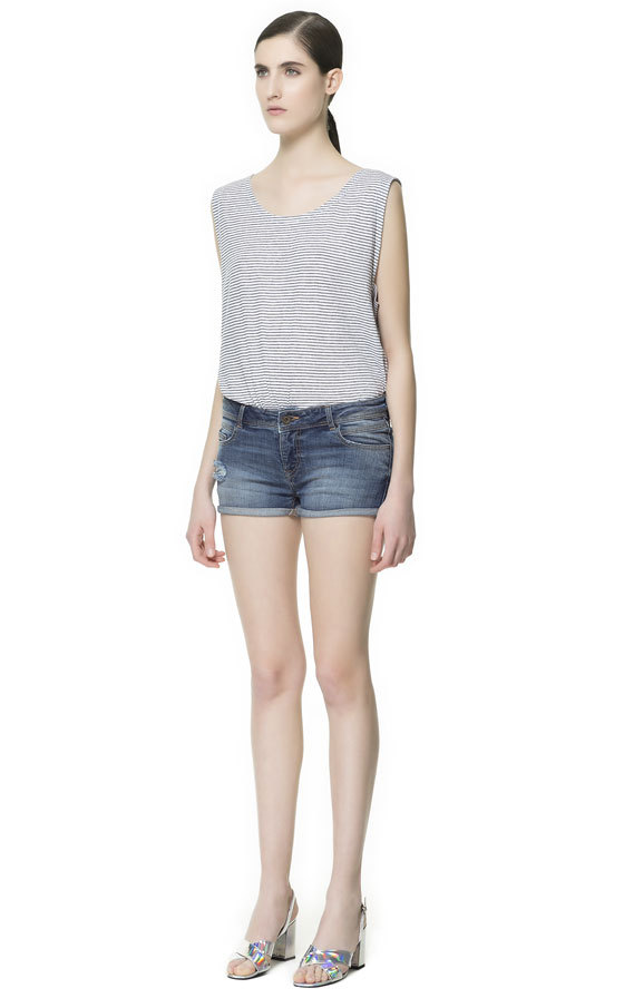 Zara szakadt farmer sort fotója