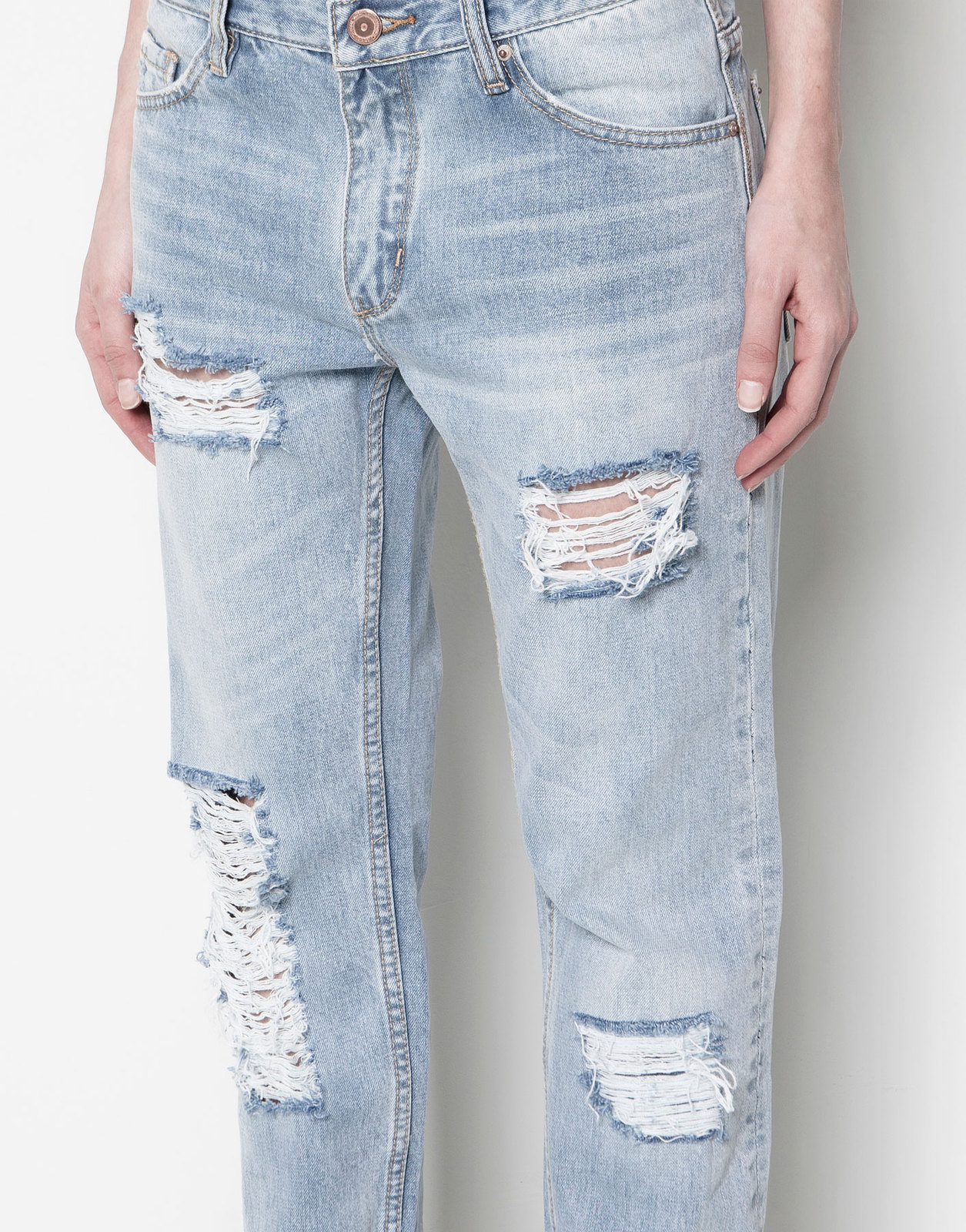 Pull and Bear szakadt boyfriend jeans fotója