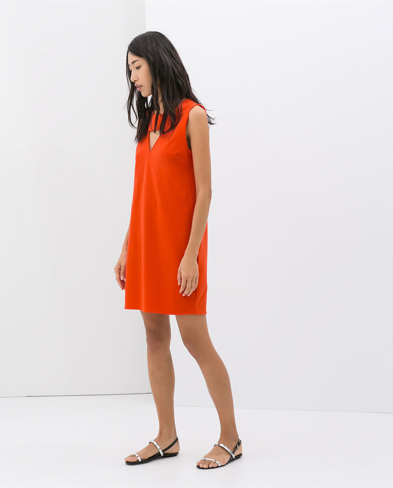 Zara hátul kivágott narancs ruha fotója