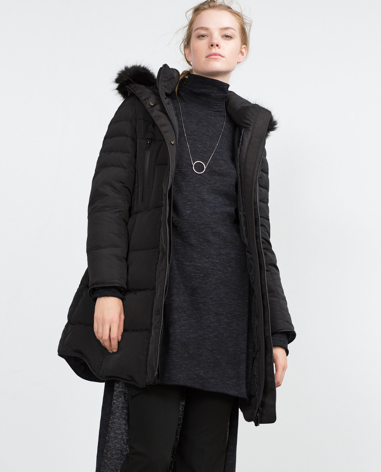 Zara fekete levehető szőrmés-kapucnis anorák 2015 fotója