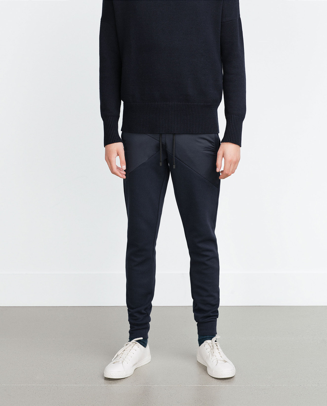 Zara férfi fekete melegítő nadrág 2015 fotója