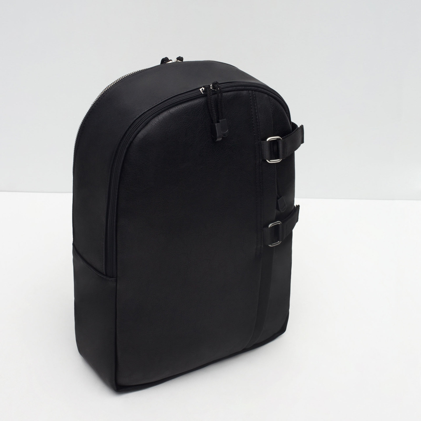 Zara fekete csatos hátizsák 2015.10.16 fotója