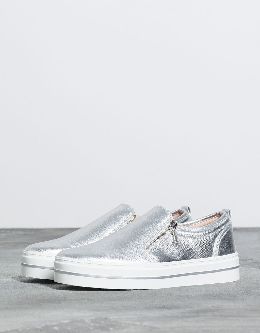 Bershka ezüst színű cipáros belebújós cipő fotója