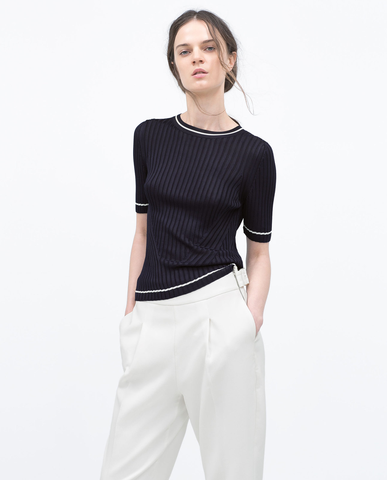 Zara fehér csíkkal díszített rövid ujjú pulóver 2015 fotója