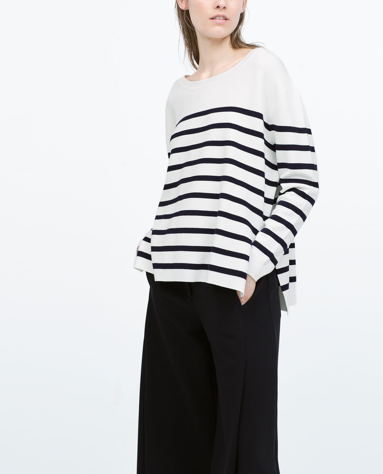 Zara tengerészcsíkos fekete-fehér pulóver 2015 fotója
