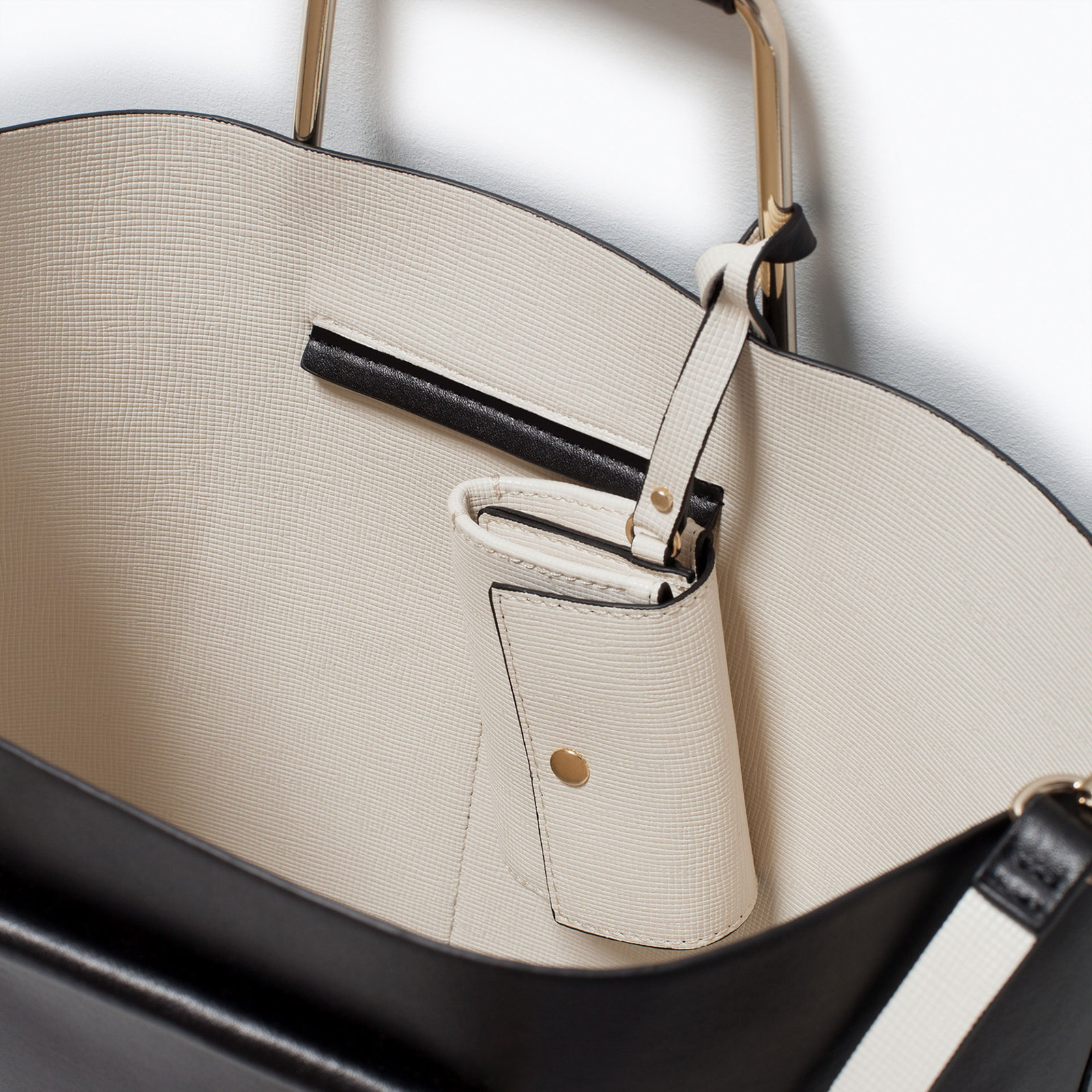 Zara bevásásárló táska fém füllel 2015.03.02 fotója