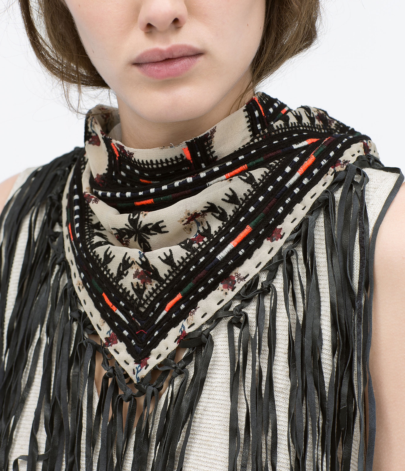 Zara mintás rojtos kendő nyaklánc 2015 fotója