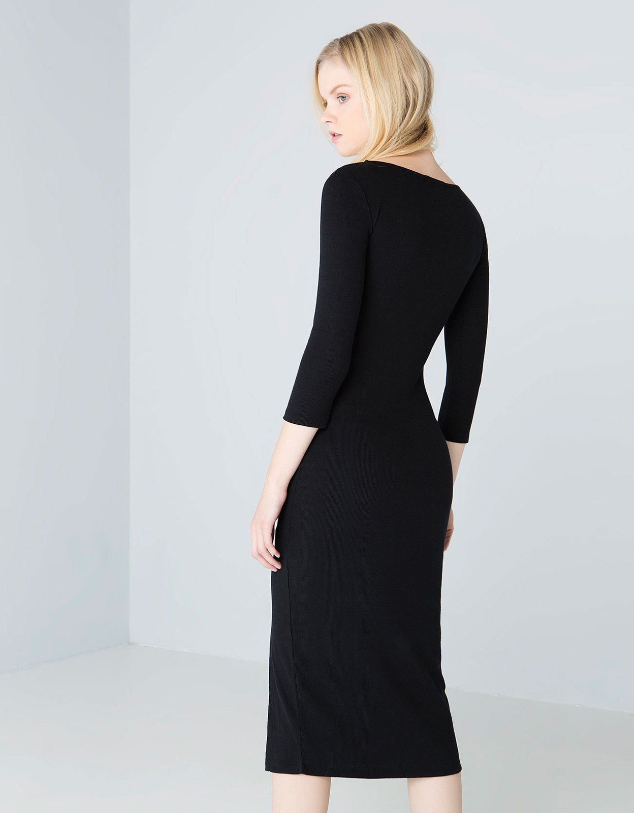 Bershka oldalt sliccelt fekete szűk ruha 2015 fotója