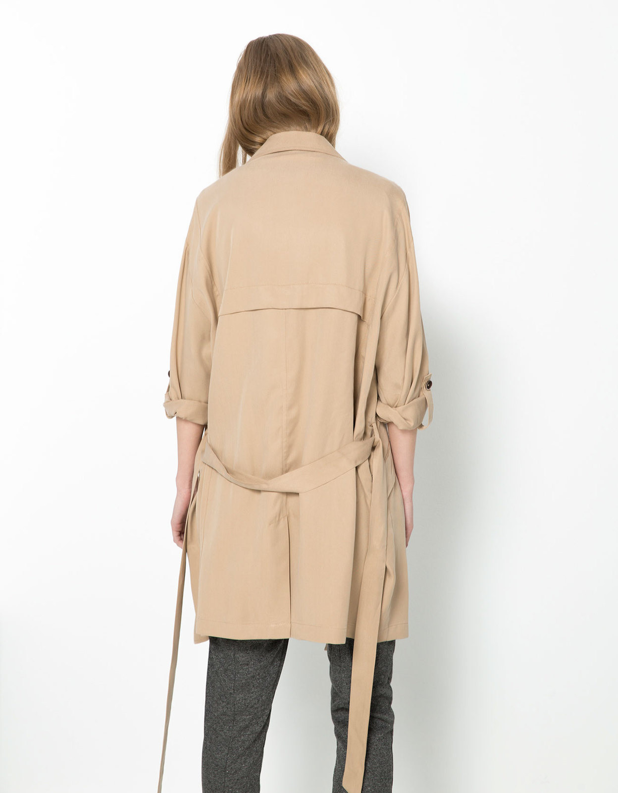 Bershka vékony anyagú kakaószínű trenchcoat 2015 fotója