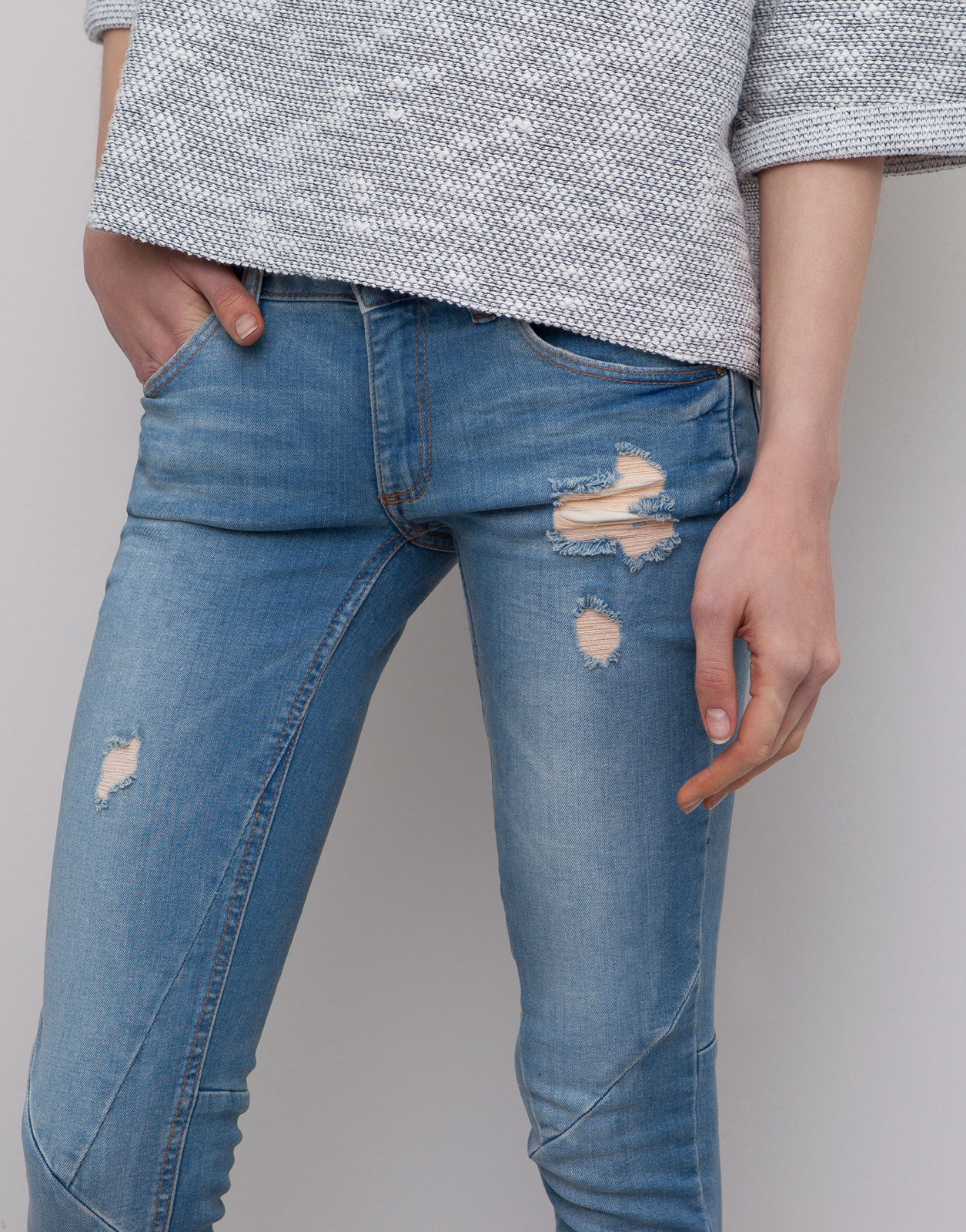 Pull and Bear szakadt világoskék skinny jeans 2015 fotója