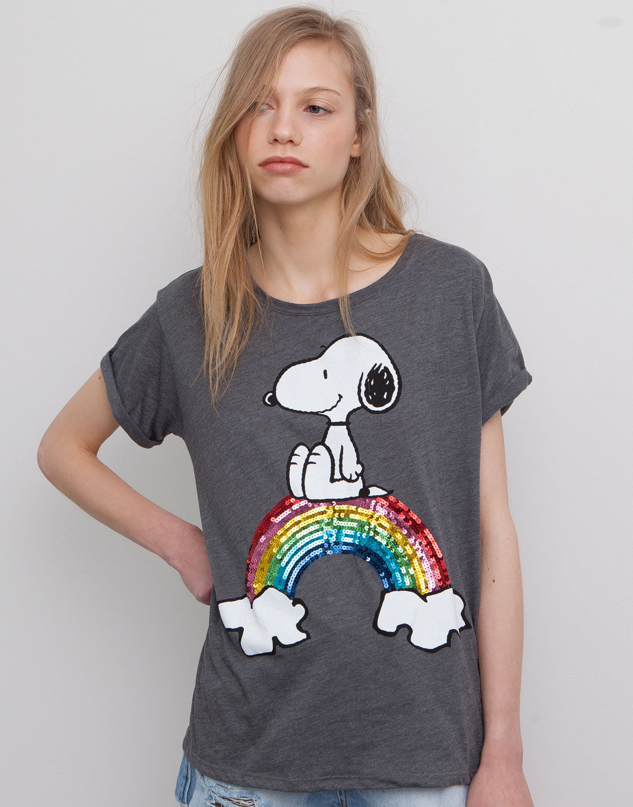 Pull and Bear flitteres szivárványos Snoopy póló fotója