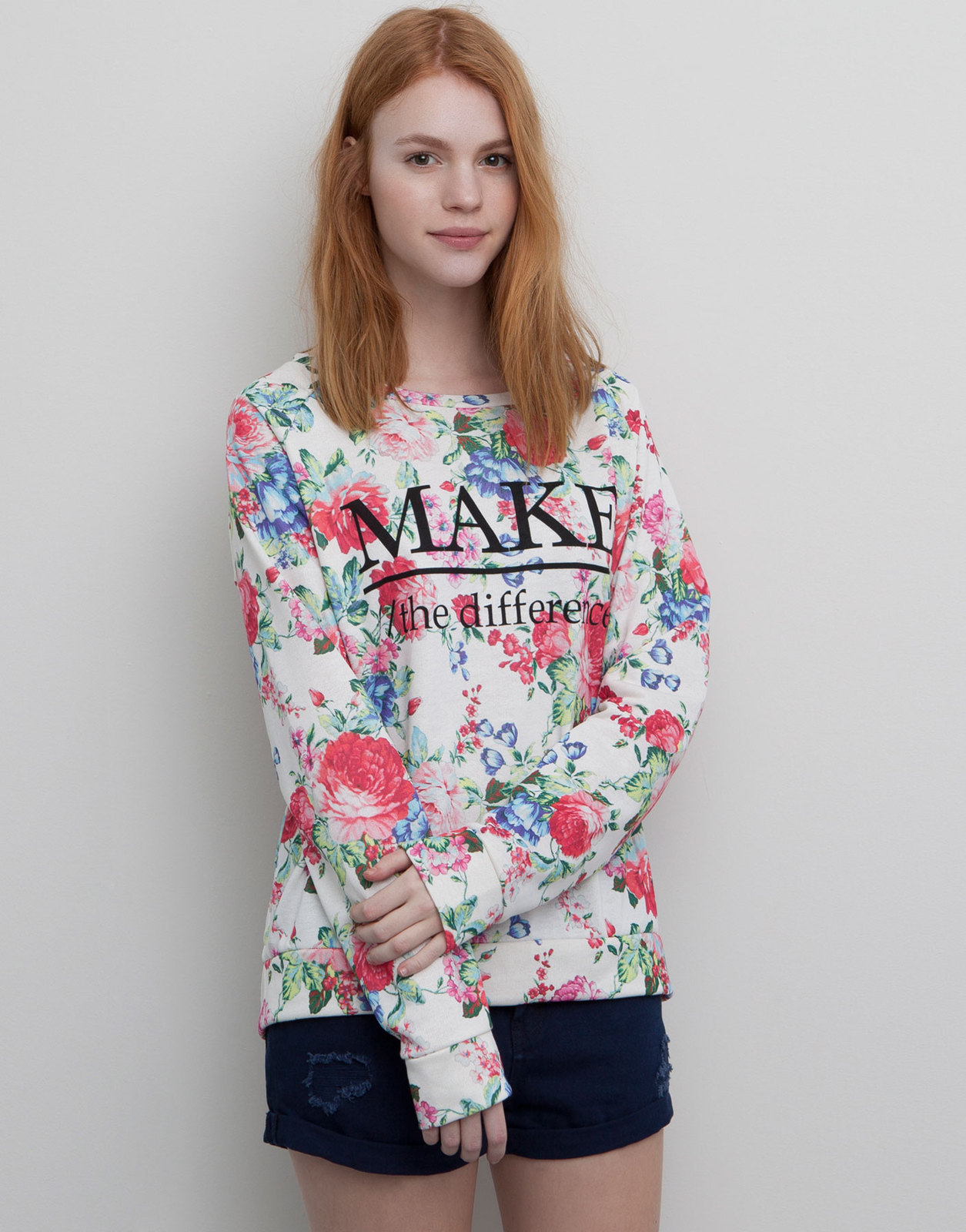 Pull and Bear nagyvirágos színes feliratos pulóver 2015.02.22 fotója