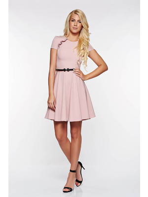 Rózsaszínű StarShinerS elegáns hétköznapi ruha öv típusú kiegészítővel << lejárt 692572