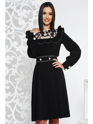 Fekete LaDonna elegáns ruha rugalmatlan szövetből fodros csipke díszítéssel és övvel ellátva