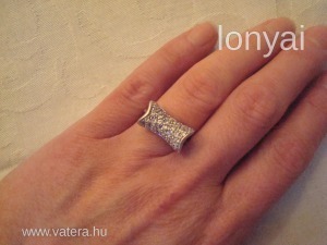 Különleges ezüst gyűrű apró kövekkel; fémjeles, 925-ös finomságú << lejárt 9197575 82 fotója
