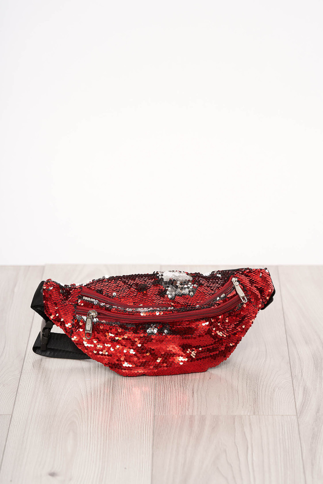 Piros táska flitteres díszítéssel cipzárral és hosszú, állítható pánttal fotója