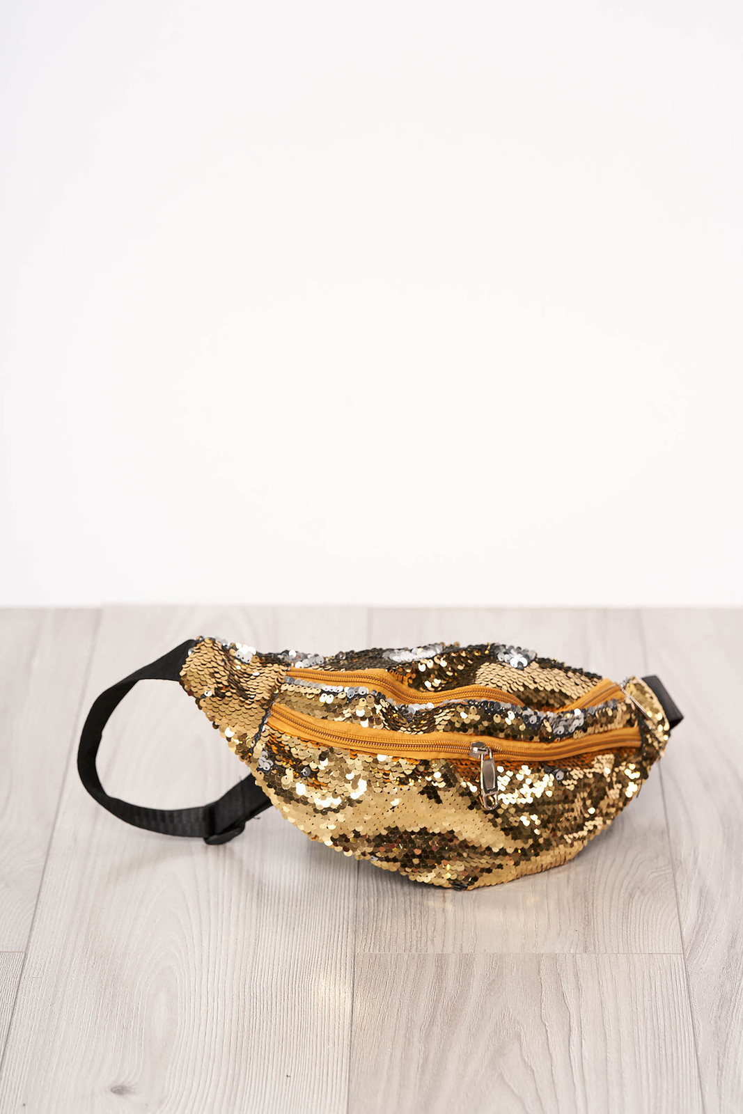 Aranyszínű táska flitteres díszítéssel cipzárral és hosszú, állítható pánttal fotója
