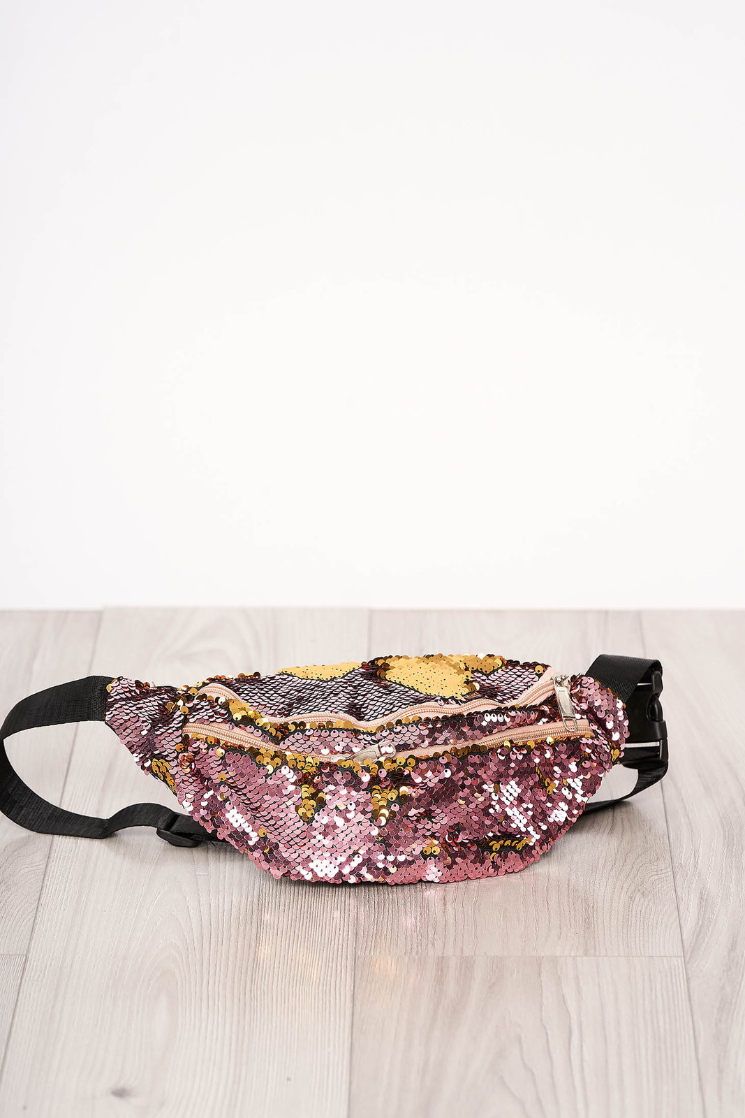 Pink táska flitteres díszítéssel cipzárral és hosszú, állítható pánttal fotója