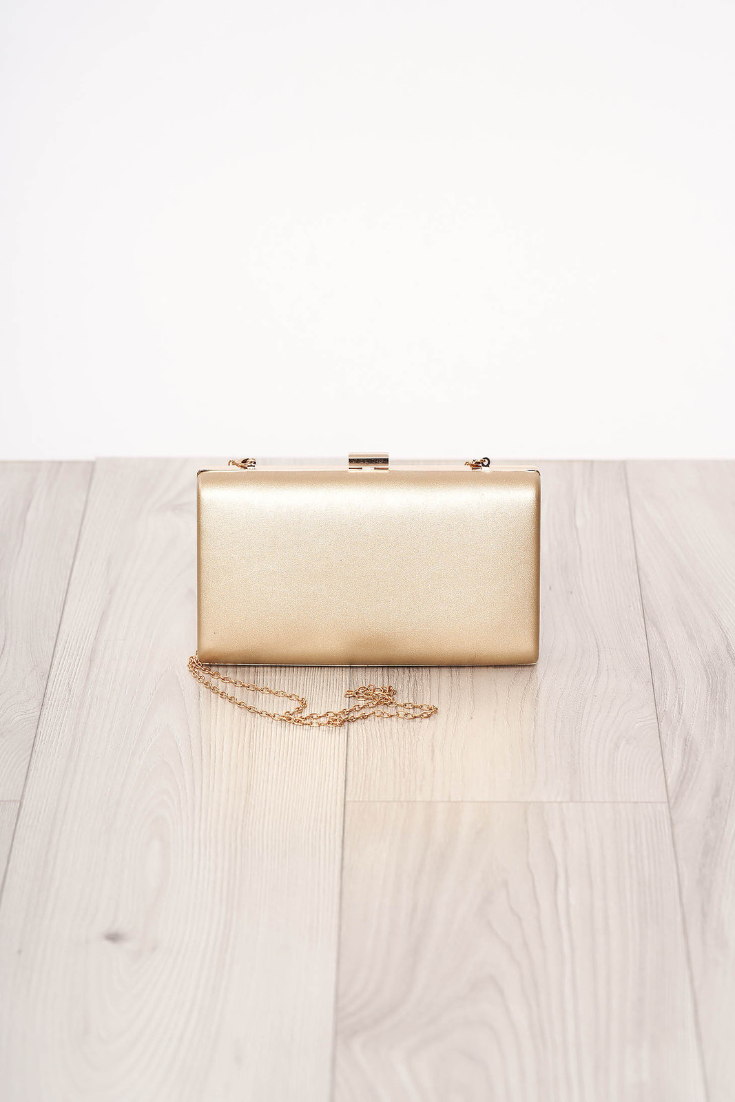 Aranyszínű alkalmi szintetikus bőr táska hosszú, lánc jellegű akasztóval és csatokkal  << lejárt 109078 88 fotója