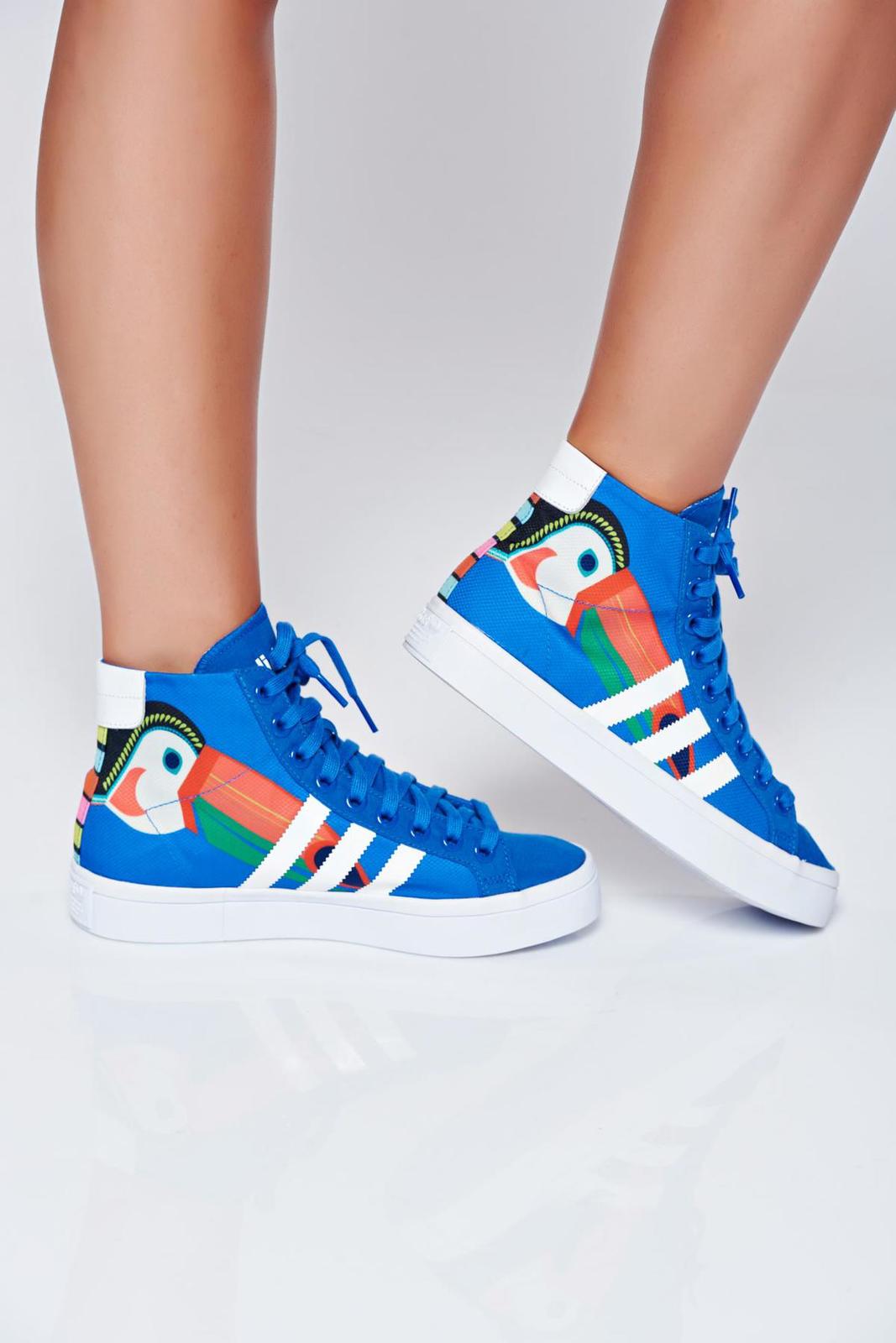 Kék Adidas sport cipő courtvantage originals fűzővel köthető meg nyomtatott mintával << lejárt 5070438 37 fotója