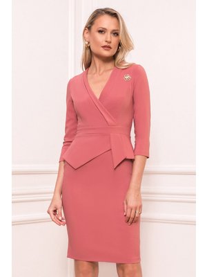 Púder rózsaszínű elegáns rövid ceruza ruha peplummal bross kiegészítővel << lejárt 202008