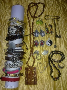 Ékszer csomag: fülbevalók, gyűrűk, sok karkötő, nyakláncok, bross, kézműves, enikai ék << lejárt 8296746 19 fotója