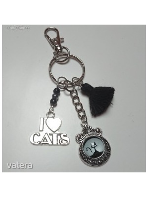 Egyedi kézzel készült ékszerek kézműves ékszer fekete macska üveglencsés bojtos kulcstartó táskadísz << lejárt 504479