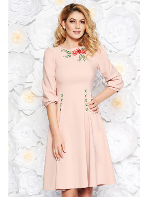 Világos rózsaszín LaDonna elegáns hímzett harang ruha enyhén elasztikus szövet háromnegyedes ujjú << lejárt 391014