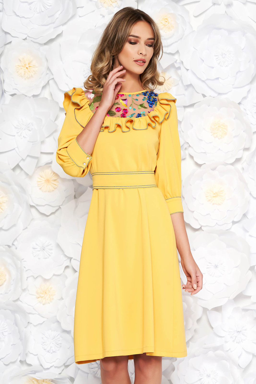 Sárga LaDonna elegáns bő szabású ruha enyhén rugalmas szövet hímzett belső béléssel öv fotója