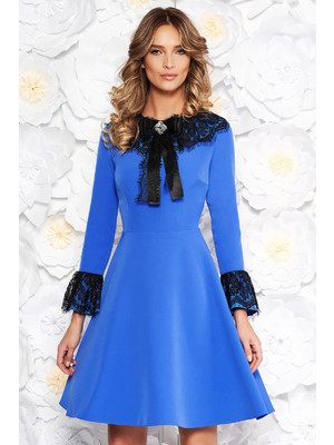 Kék elegáns harang ruha enyhén rugalmas szövet belső béléssel csipke díszítéssel << lejárt 660451