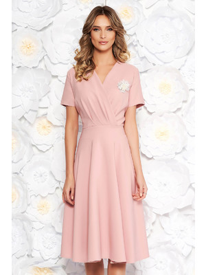 Rózsaszínű elegáns harang ruha vékony, rugalmas szövet bross kiegészítővel << lejárt 237900