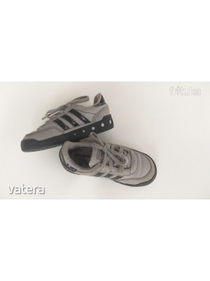 Adidas 26-os fiú szép sportcipő edzőcipő 16 cm belső Uk 8-as << lejárt 900424