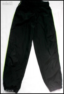 Nike fekete színű szabadidő hosszúnadrág, metálzöld csíkkal 104-110 cm 4-5 év << lejárt 8110436 98 fotója