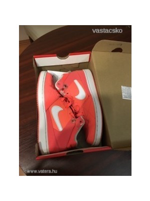Narancssárga leány Nike, fűzős, magasszárú cipő << lejárt 559150