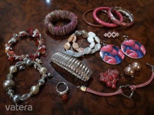 15 darabos vidám, csajos női bizsu csomag karkötők, fülbevalók, gyűrű, kitűzők 1 Ft NM << lejárt 7550387 26 fotója