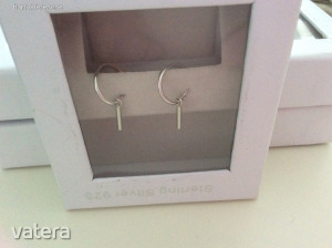 Új ezüst fülbevalók dobozában << lejárt 8375462 77 fotója